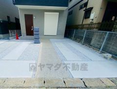 カースペース並列2台＾＾西鉄バス「五条台」停まで徒歩1分＾＾イオン二日市まで車で約6分（1.9ｋｍ）周辺環境充実＾＾