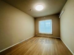 デザインクロスが2階洋室の雰囲気を上品に仕上げています。いつもと違う雰囲気のお部屋をお楽しみください。