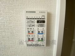 浴室暖房乾燥機には、暖房、乾燥、涼風、換気の4つの機能が付いています。タイマー付きです。