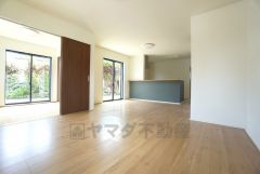 家族が集まる開放的なリビング。約19帖の大空間で毎日のお食事が楽しみです＾＾思い思いの時間を過ごしたり、家族みんなで食事をしたり、素敵な団らんの場になりますね。