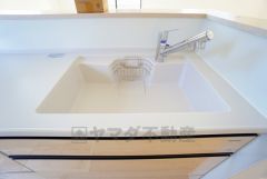 広々とした凸型シンクに洗剤ポケットを標準装備。大きなお鍋など洗いやすいです。洗剤や石鹸、スポンジもすっきりできる収納付き。