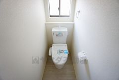 ウォシュレット付トイレです。節水機能もあるので、安心して使えますね。もちろん、1階2階の2ヶ所にトイレがあるので、忙しい朝にもゆとりができますね。
