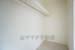 同仕様写真。収納力豊富なウォークインクローゼット。洋服や小物などを1箇所にまとめて美しい収納を実現します。スーツケースのような大型の荷物も置けます＾＾