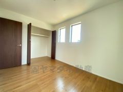 明るい洋室です。ナチュラル色のフローリングで開放的な優しい雰囲気になっています＾＾ベッドや机、ＴＶを置いてもゆとりのある広さです。