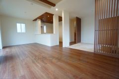 断熱性能の窓ガラスを採用。省エネ、光熱費カットにも貢献します。 夏は涼しく、冬は暖かく快適に過ごせます。