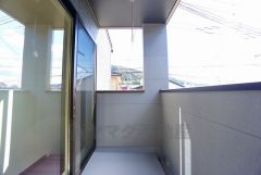 お洗濯物を干すスペースとしても十分な広さがあります。  お天気の良い日はお洗濯物がよく乾きそうな日当たり良好のバルコニーです＾＾