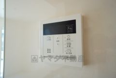 給湯器リモコンはキッチン横からボタンひとつで操作が楽々。通話ボタン付きでお子様とも会話ができて安心です。