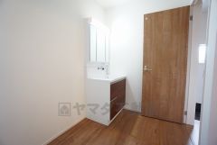 鏡の後ろはたっぷりの収納スペースを確保。歯みがきセットや化粧品などいつでもスッキと片付けることができます。