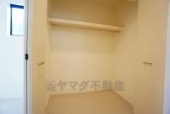 2階廊下クローゼット収納完備。 掃除用品や日用品のストックなどもすっきり収納できます＾＾荷物が多くなっても安心の設計です。