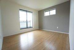 住む人のこだわりを活かす洋室＾＾日当たりがよく、寝室としての利用もおすすめ。広めのクローゼットもあり荷物もすっきり片付けれ、ゆとりのある暮らしが出来ます＾＾