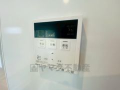 器リモコンはキッチン横からボタンひとつで操作が楽々。通話ボタン付きでお子様とも会話ができて安心です。