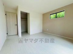 住む人のこだわりを活かす洋室＾＾日当たりがよく、寝室としての利用もおすすめ。広めのクローゼットもあり荷物もすっきり片付けれ、ゆとりのある暮らしが出来ます＾＾