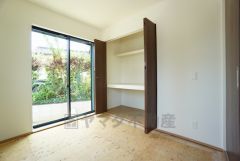 リビングからの続き間として和室をご用意しました。普段はリビングとつなげて開放的なスペースとして。来客時には客間としてお使いいただけます。