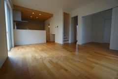 家族団らんのリビング。大きなテーブルやソファーを置いて、家族が集まる居心地の良い空間に。