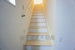 同仕様写真。ご年配の方でも安心できる、手すり付き階段です＾＾段差も低めで設定されてますので安全性にも優れてますね＾＾