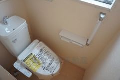 同仕様写真。温水洗浄機付トイレです。節水機能もあるので、安心して使えますね。もちろん、1階2階の2ヶ所にトイレがあるので、忙しい朝にもゆとりができますね。