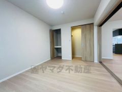 収納力豊富なウォークインクローゼット付き。洋服や小物などを1箇所にまとめて美しい収納を実現します。