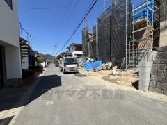 前面道路含む現地外観写真。 大型車両の通行も少ないので静かで快適な生活を送れます＾＾ 閑静な住宅街で新生活を＾＾