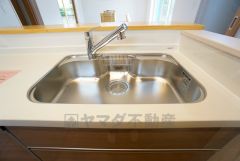 広々とした凸型シンクに洗剤ポケットを標準装備。大きなお鍋など洗いやすいです。洗剤や石鹸、スポンジもすっきりできる収納付き。