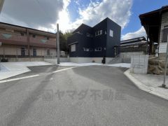 前面道路は6ｍとゆとりある幅になっており、駐車もスムーズにできます。 交通量が少なく小さなお子様がいるご家庭でも安心です＾＾
