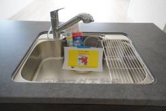 広々とした凸型シンクに洗剤ポケットを標準装備。大きなお鍋など洗いやすいです。洗剤や石鹸、スポンジもすっきりできる収納付き。