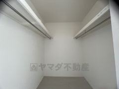 収納力豊富なウォークインクローゼット付き。洋服や小物などを1箇所にまとめて美しい収納を実現します。