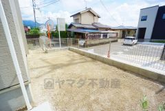 お子様と公園に行けない日も、のびのびお庭で遊べるのがうれしいですね。ガーデニングやお子様のプールなど大活躍です＾＾