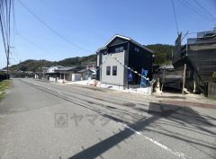 前面道路約9ｍ駐車がスムーズ＾＾ 駐車4台＾＾電動シャッター、勝手口標準装備。 西鉄バス極楽寺停まで徒歩1分＾＾