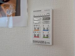 雨の日の洗濯も安心できる浴室暖房乾燥機付き浴室。リモコンで操作もボタン1つで簡単。 浴室暖房乾燥機には、暖房、乾燥、涼風、換気の4つの機能が付いています。タイマー付きです。