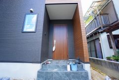 タッチキータイプの玄関ドアです。奥まって設置されているので、雨に濡れる心配もありません。