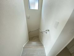 ご年配の方でも安心できる、手すり付き階段です＾＾段差も低めで設定されてますので安全性にも優れてますね＾＾