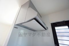 調理により発生する油煙や臭いを吸い込み、屋外へ排気してくれます。