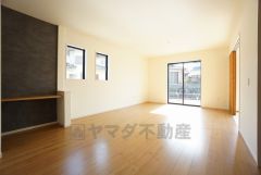 大きな窓のあるリビングは、陽光あふれる明るい空間です。居心地良く、ご家族皆がゆったり寛げる憩いの空間となりそうです。