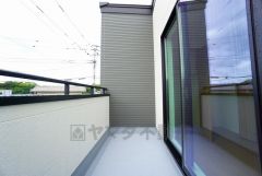 日当たり良好なバルコニー。お洗濯物も気持ちよく干せそうです。