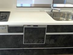 家事の時間が短縮できる食器洗浄乾燥機付。後片付けもラクラクです。 食器を洗う手間が減るので家族とのコミュニケーションの時間や自分の時間が増えますね。