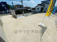 駐車スペースとは別にお庭もついております。広さも十分あるので、ガーデニングやBBQなど楽しみの増えるお庭です＾＾