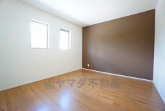 住む人のこだわりを活かす洋室＾＾日当たりがよく、寝室としての利用もおすすめ。広めのクローゼットもあり荷物もすっきり片付けれ、ゆとりのある暮らしが出来ます＾＾