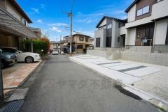 前面道路は公道西側約3.7ｍ、公道南側約4ｍ。