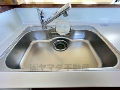 同仕様写真。広々とした凸型シンクに洗剤ポケットを標準装備。大きなお鍋など洗いやすいです。洗剤や石鹸、スポンジもすっきりできる収納付き。