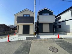 小中学校まで徒歩8分圏内とお子様の通学も安心です＾＾須恵ICまで車で約10分。（2.9ｋｍ）遠くへのお出かけや通勤に便利です＾＾
