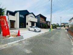 太宰府東小学校まで徒歩5分、太宰府東中学校まで徒歩7分とお子様の通学も安心です＾＾西鉄ストア太宰府店まで車約5分（1.5ｋｍ）お買い物に便利＾＾
