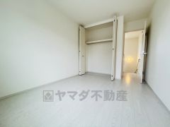 木目調のシンプルデザインで落ち着きと安らぎの空間に仕上げています。各部屋に収納が完備されているので、お荷物が多くなっても安心の設計です。