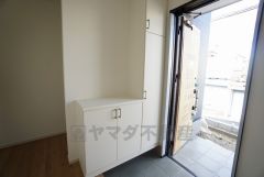 たっぷり収納できるシューズボックスです。家族全員の靴がきれいに整頓できます。棚の上にお花や写真を飾っても良いですね。