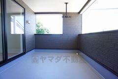 幅広のインナーバルコニーは多少の雨でも洗濯物を守ってくれ、家事を助けてくれること間違いなし。眩しすぎる日差しも和らげます。