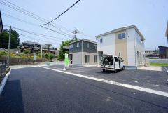 前面道路は北西側に6.98～7.51ｍ。 幅広い道路で余裕を持って駐車出来ます＾＾ 車の離合もスムーズです＾＾