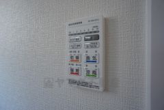 浴室暖房乾燥機には、暖房、乾燥、涼風、換気の4つの機能が付いています。タイマー付きです。