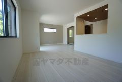 家族が集まる開放的なリビング。約18帖の大空間で毎日のお食事が楽しみです＾＾思い思いの時間を過ごしたり、家族みんなで食事をしたり、素敵な団らんの場になりますね。