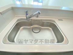 広々とした凸型シンクに洗剤ポケットを標準装備。大きなお鍋など洗いやすいです。洗剤や石鹸、スポンジもすっきりできる収納付き。