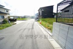 前面道路は、公道東側約6ｍ、南側約6ｍ。住人以外の車の進入も少なく、小さなお子様を持つご家庭にも安心です。