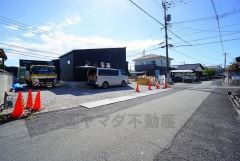 前面道路は北東側4.9ｍ、北西側4.2ｍ。交通量が少ないため小さなお子様がいるご家庭でも安心です＾＾